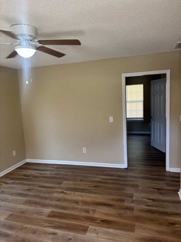 2324 Pine Knoll Ter - Photo 2 of 9