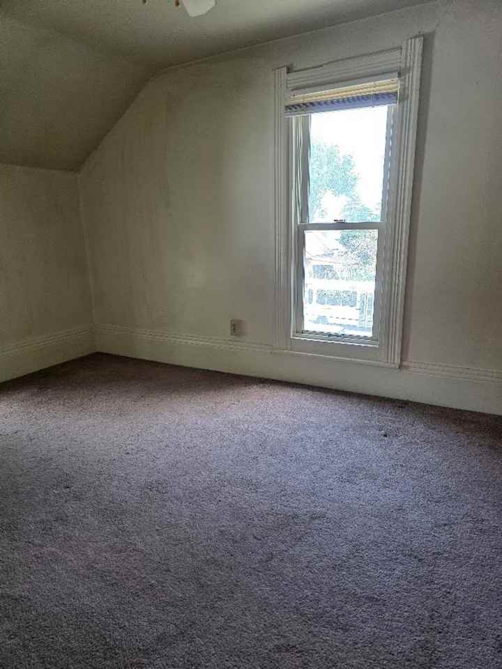 414 S Summit St - Photo 3 of 11