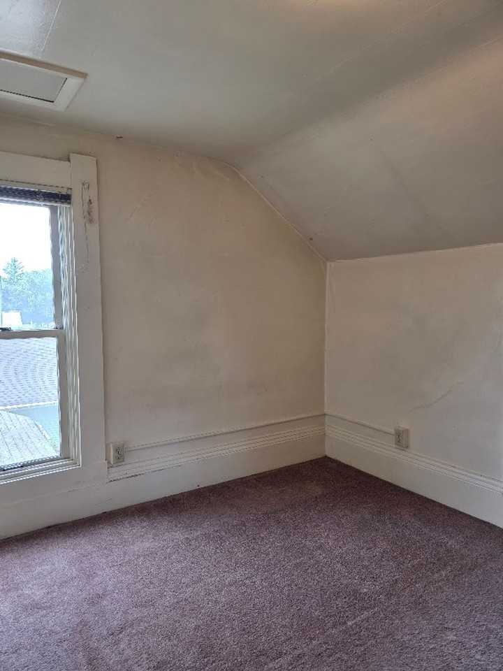 414 S Summit St - Photo 7 of 11