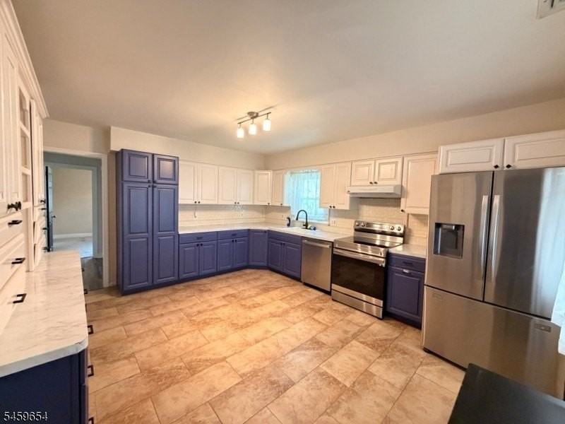 1031 Lowden Ave - Photo 3 of 8