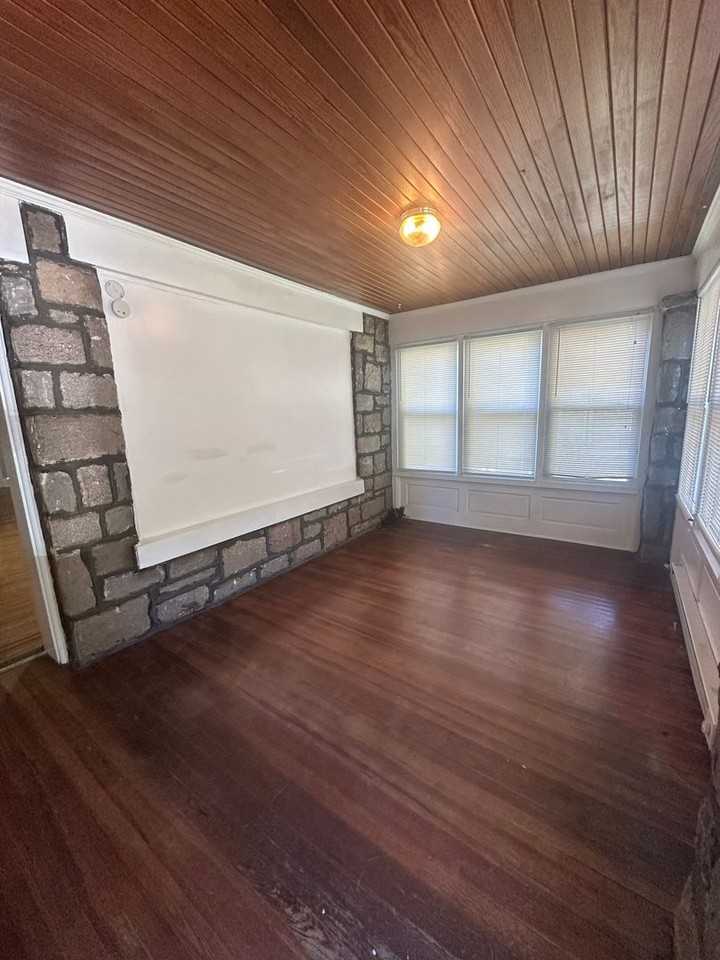 407 E 19th St - Photo 3 of 20