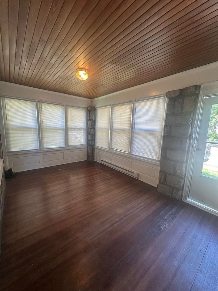407 E 19th St - Photo 4 of 20