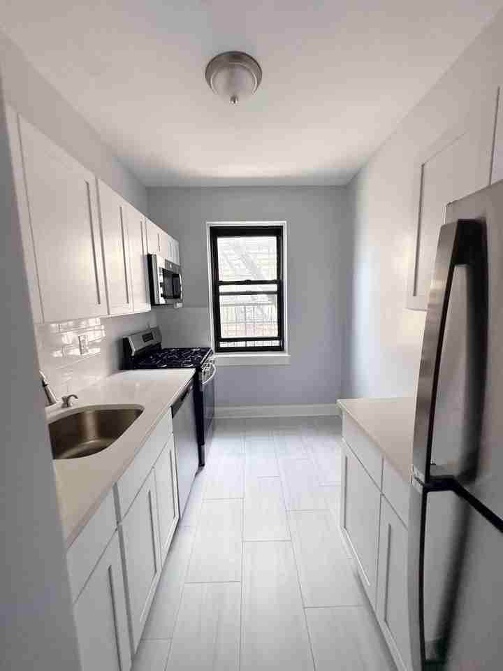 The Sherman Place Apartments - Photo 5 of 9