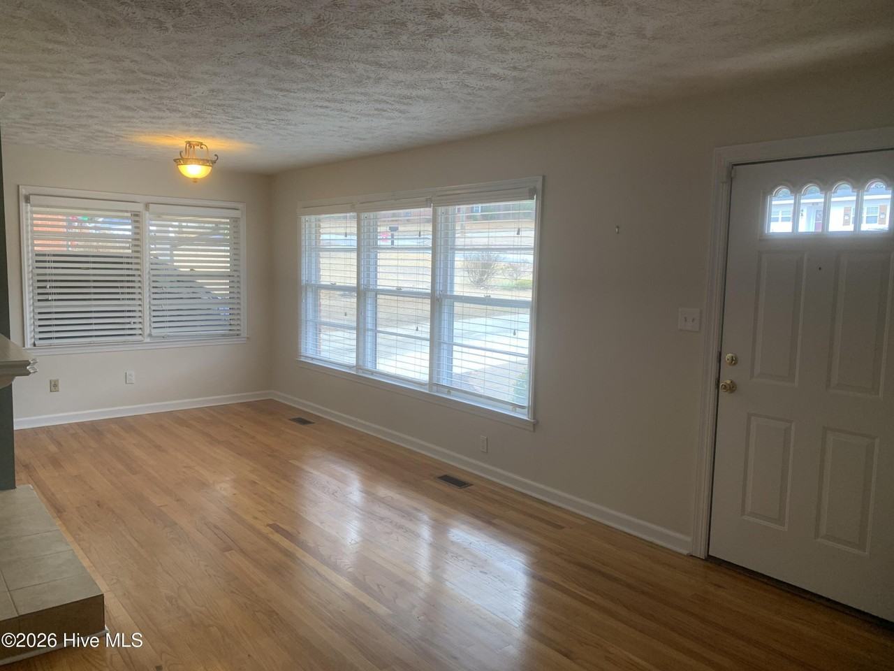 922 Papaya St - Photo 4 of 12