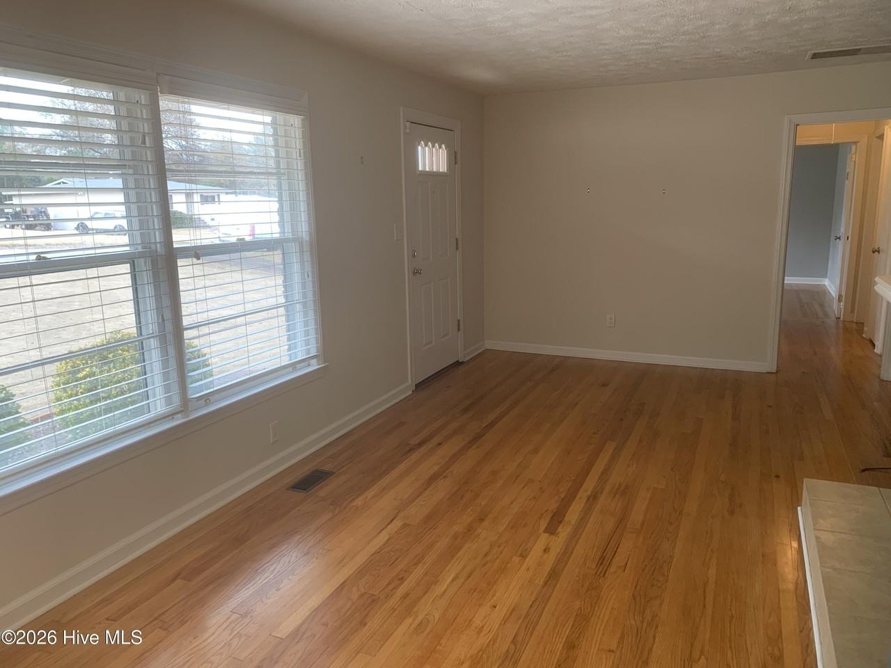 922 Papaya St - Photo 5 of 12