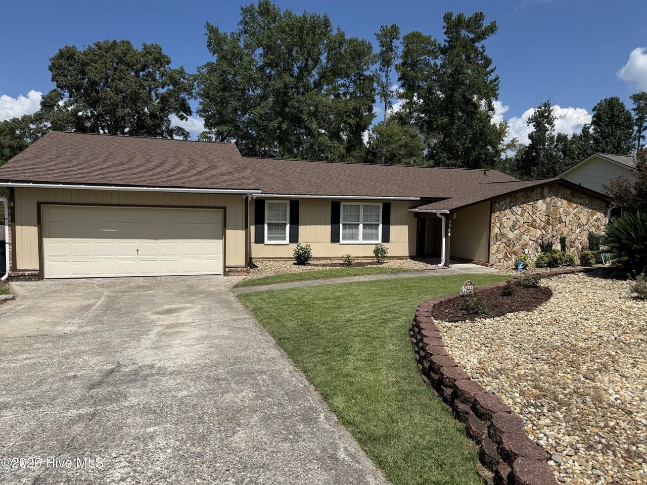 2044 Bridgewater Dr - Photo 2 of 28