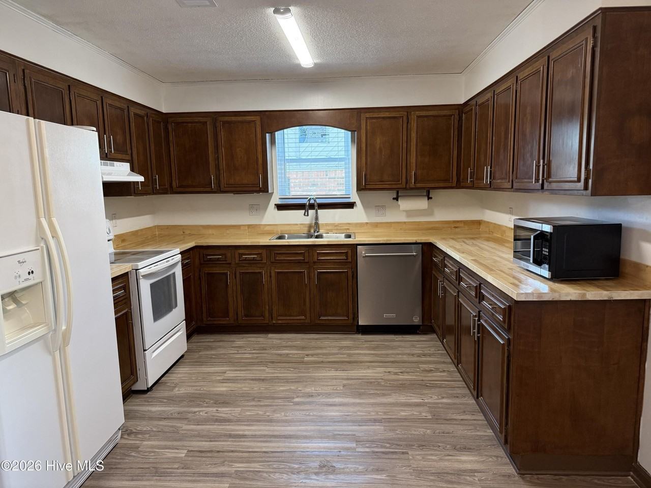 2044 Bridgewater Dr - Photo 6 of 28