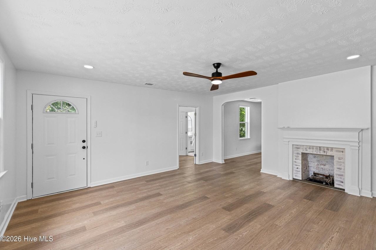 2020 Kennedy Dr - Photo 4 of 31