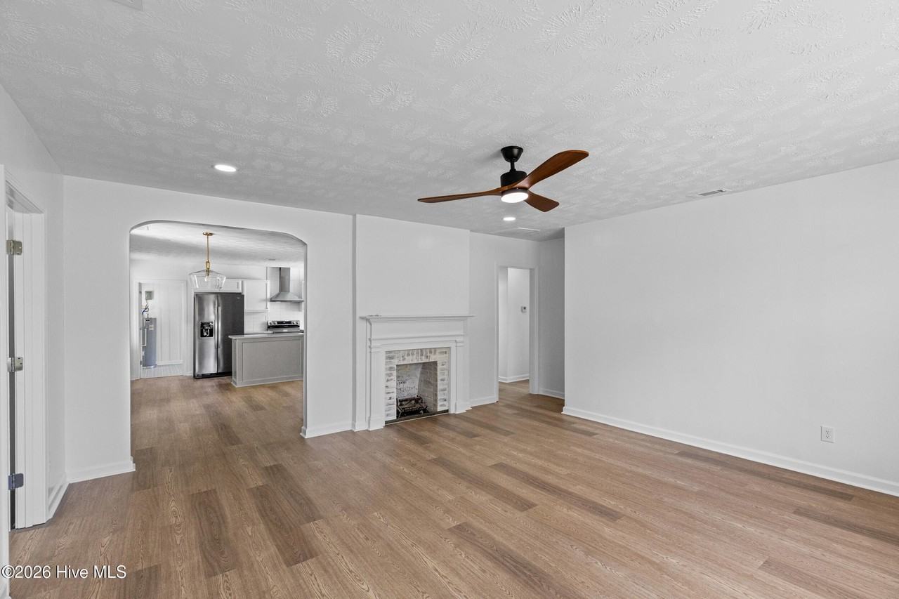 2020 Kennedy Dr - Photo 5 of 31