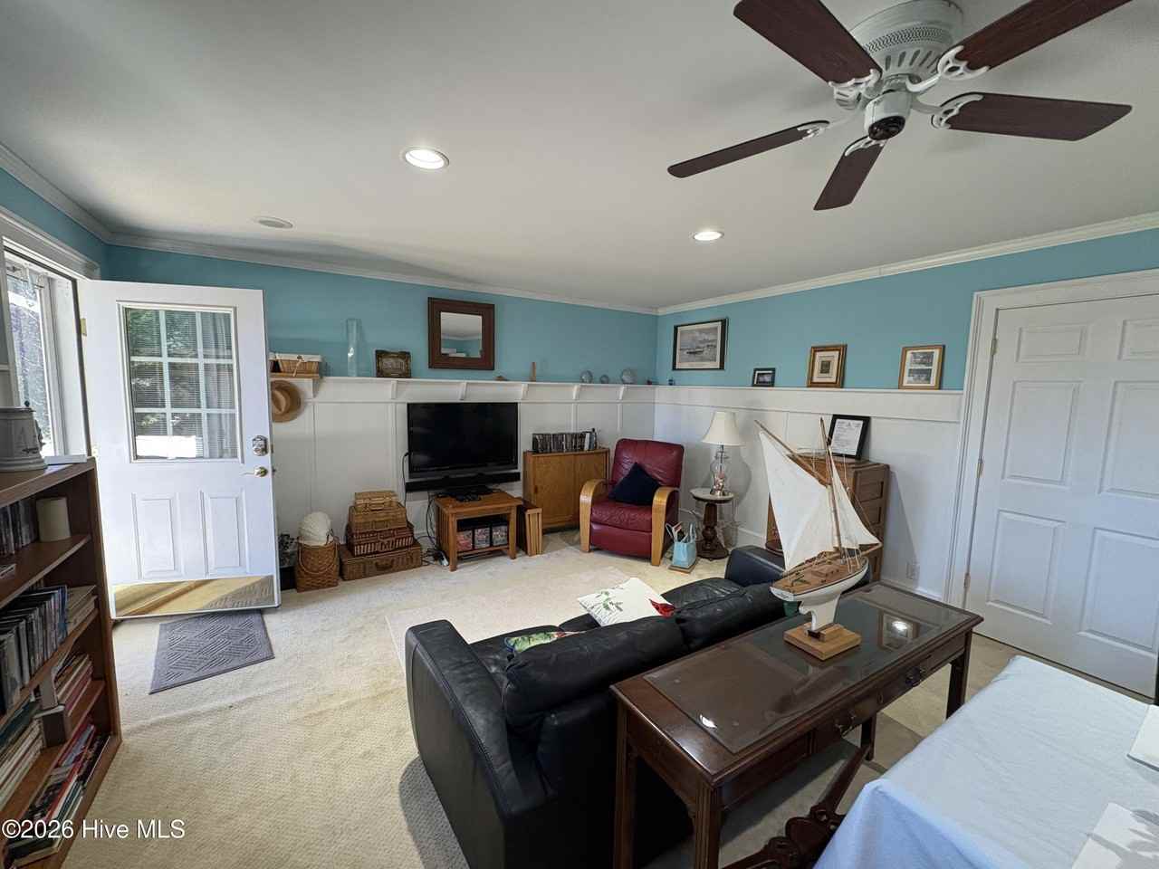1004A Kings Way - Photo 2 of 12