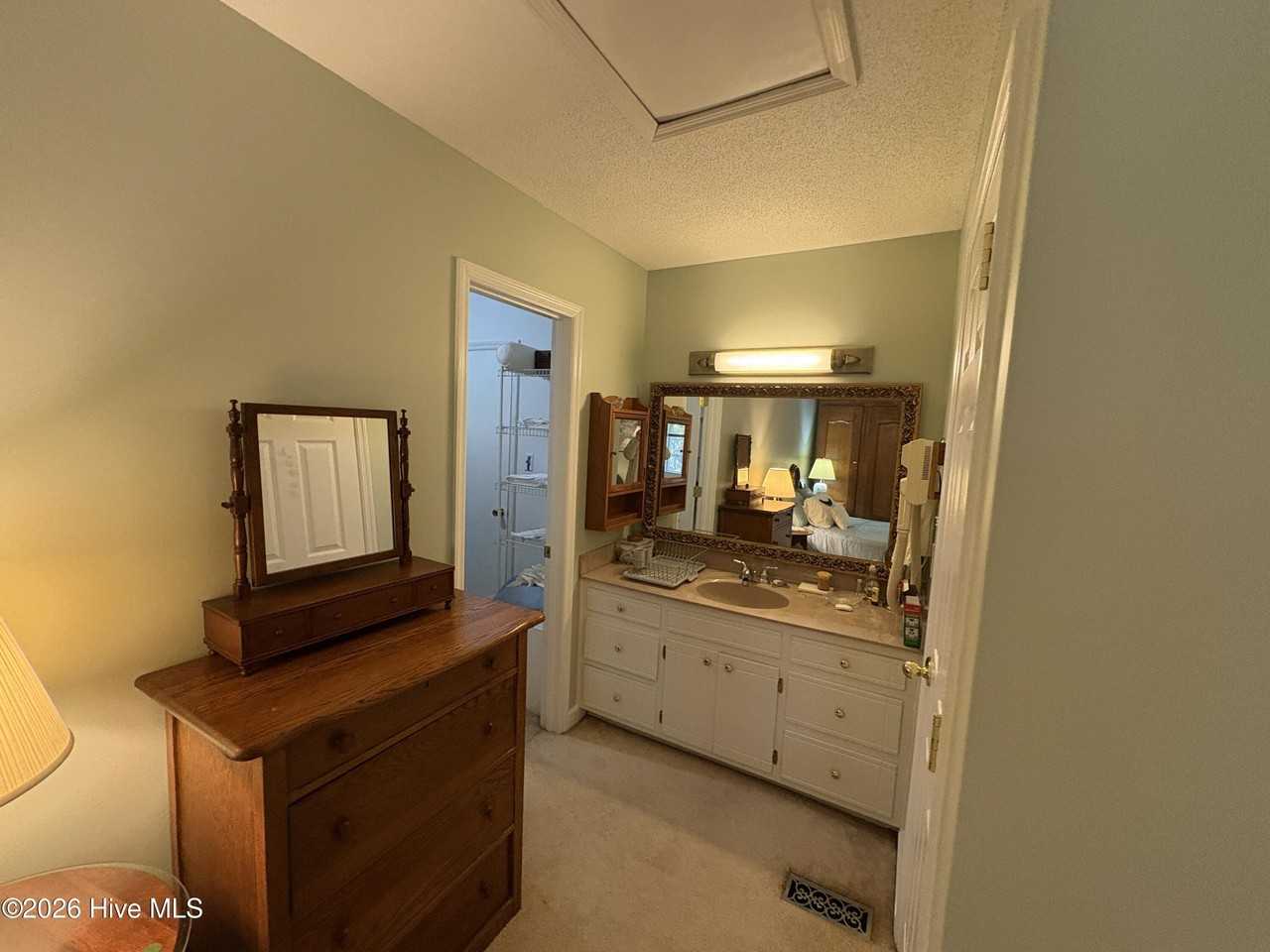 1004A Kings Way - Photo 5 of 12