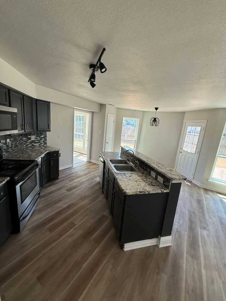 322 Ashley Oak Ln - Photo 4 of 15