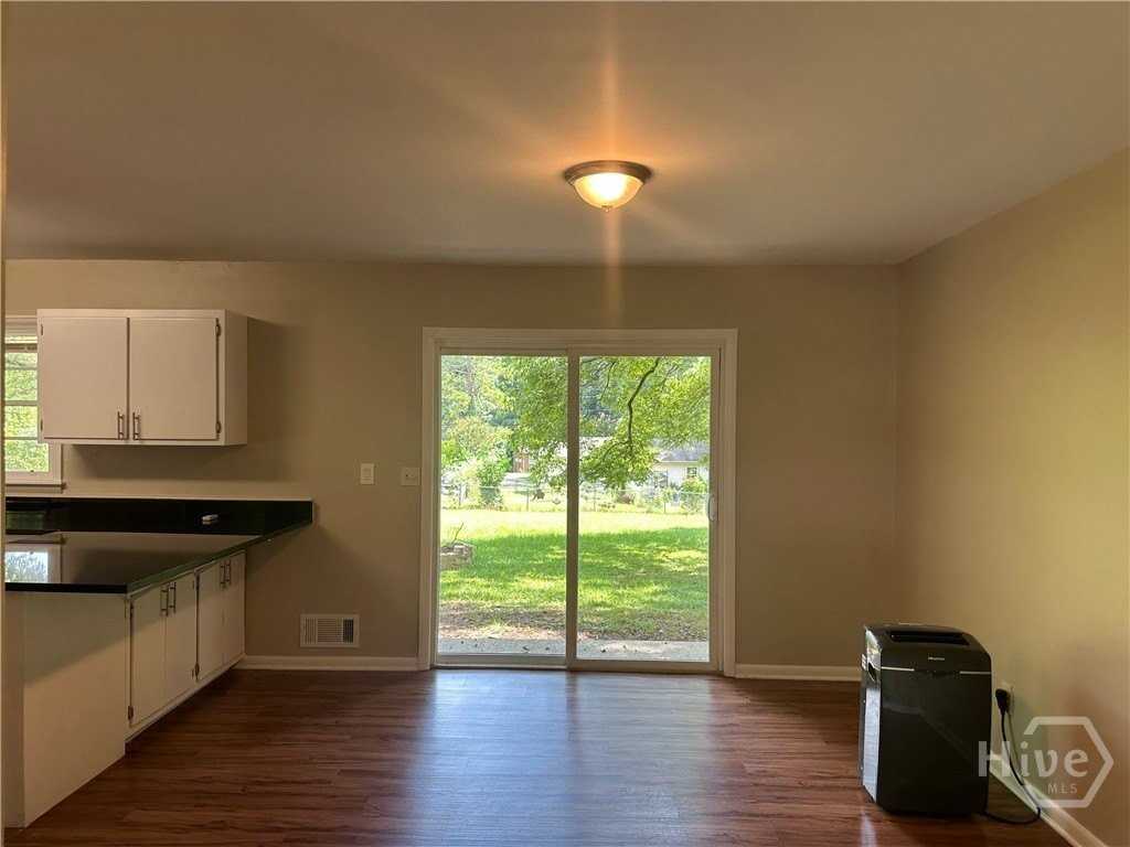 55 Caroline Ave - Photo 7 of 15