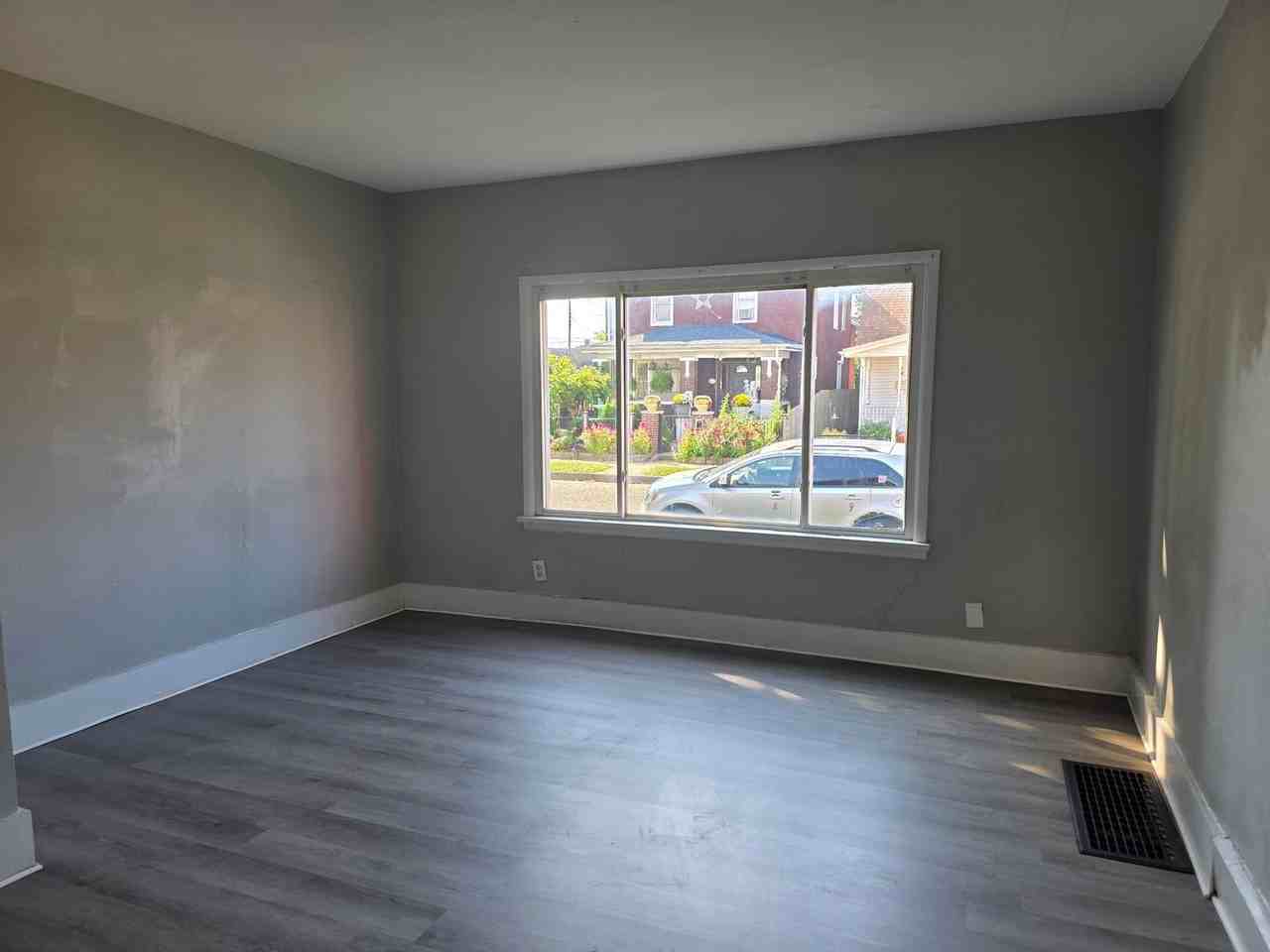 1339 Dunham St - Photo 2 of 10