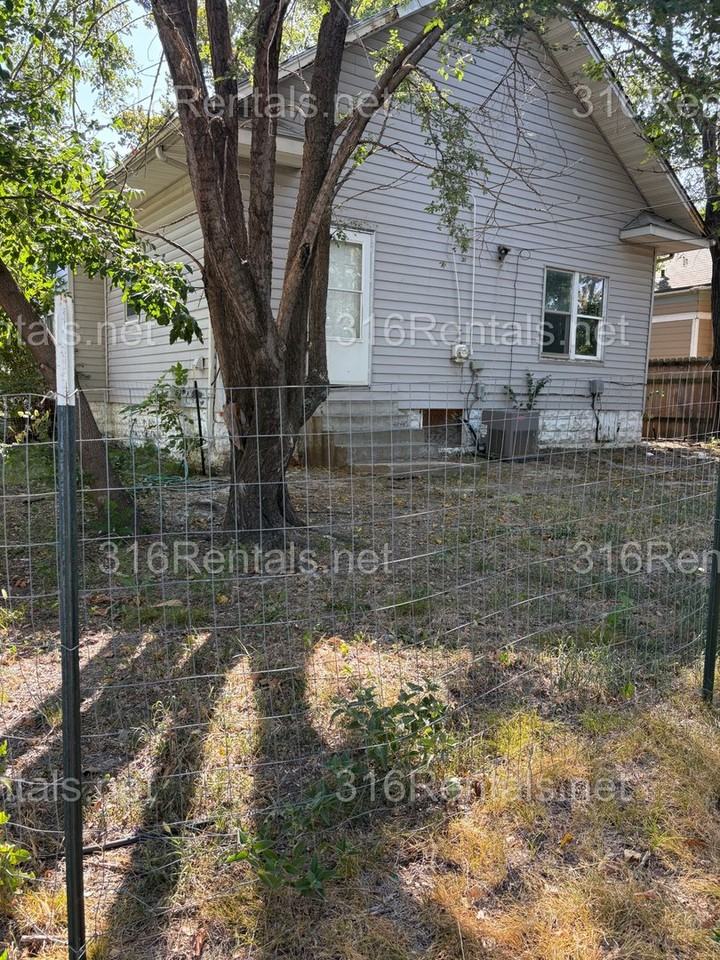 257 N Poplar Ave - Photo 2 of 13