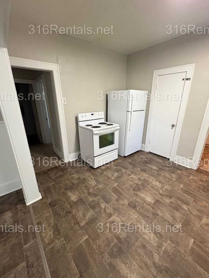 257 N Poplar Ave - Photo 4 of 13