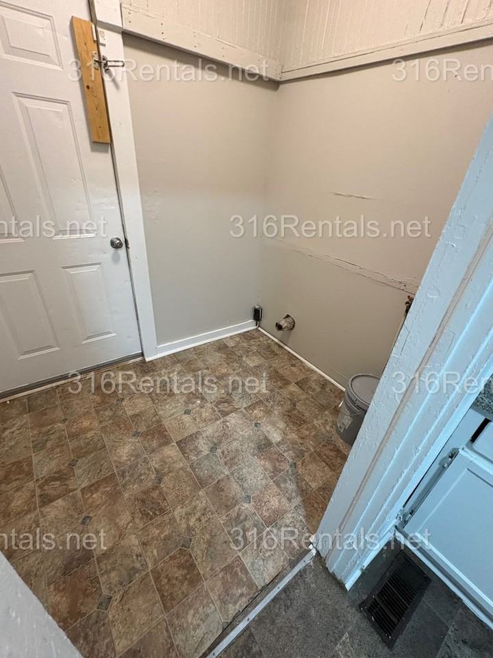 257 N Poplar Ave - Photo 5 of 13