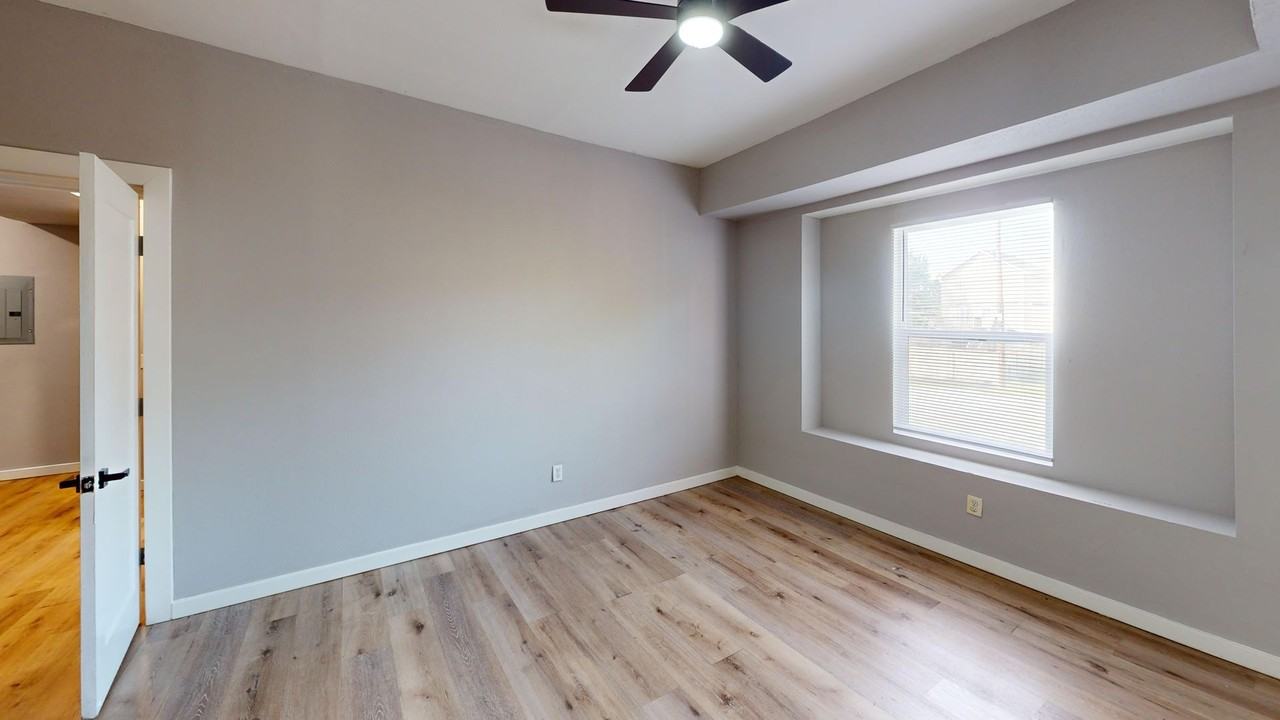 5931 Maple Ave - Photo 4 of 13
