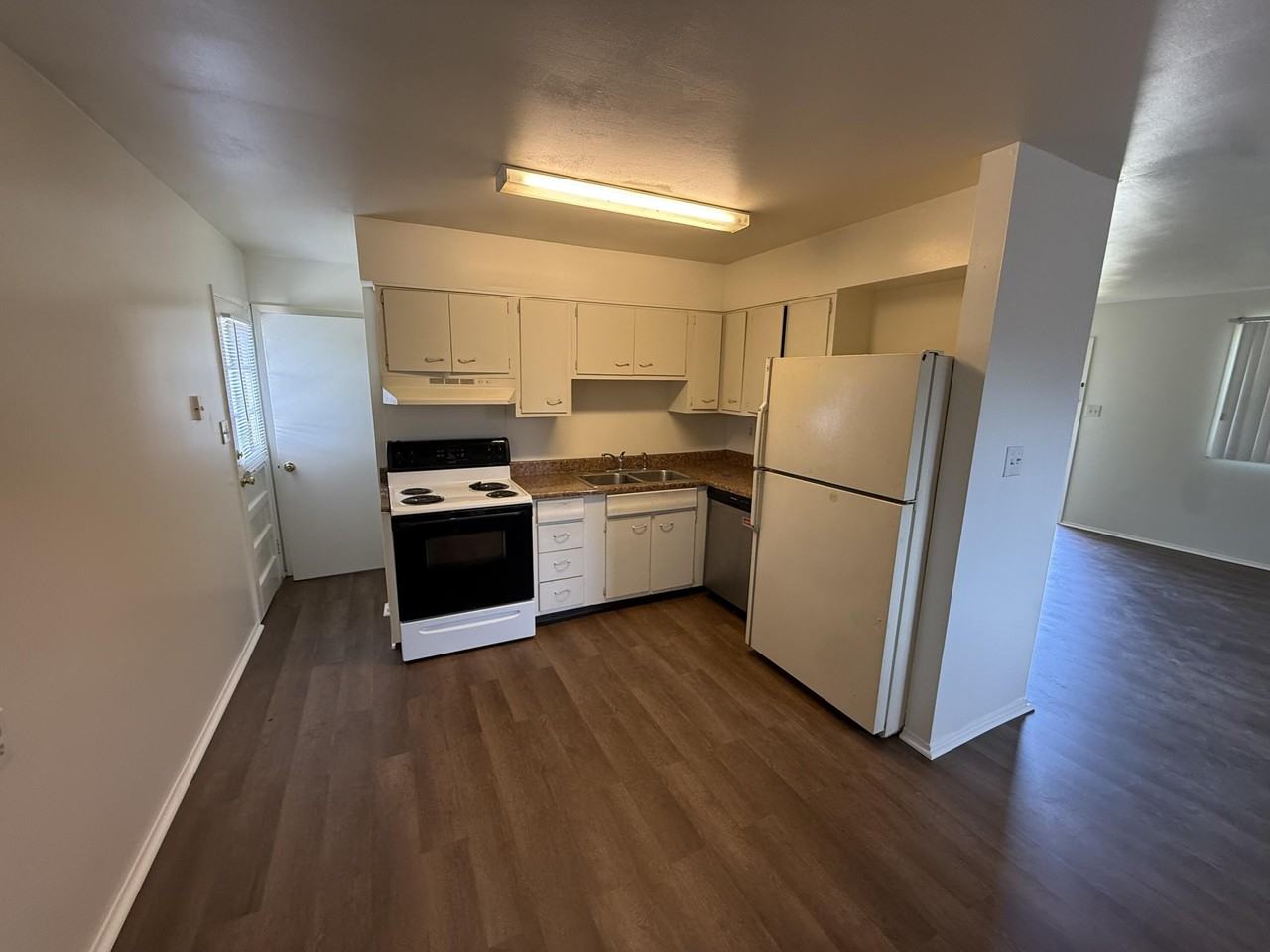 684 Kingston Rd - Photo 4 of 15