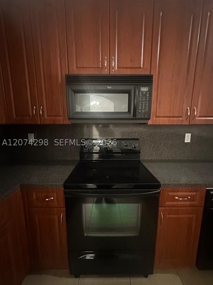 3372 Ne 11th Dr #3372 - Photo 4 of 28