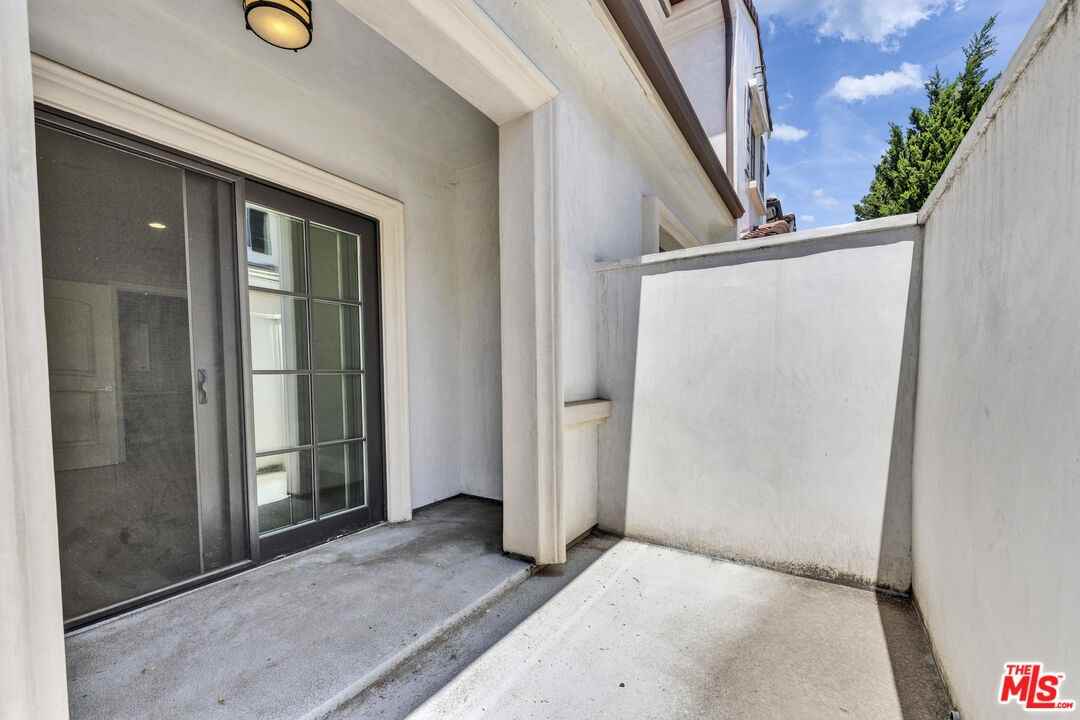 413 California St #A - Photo 4 of 8