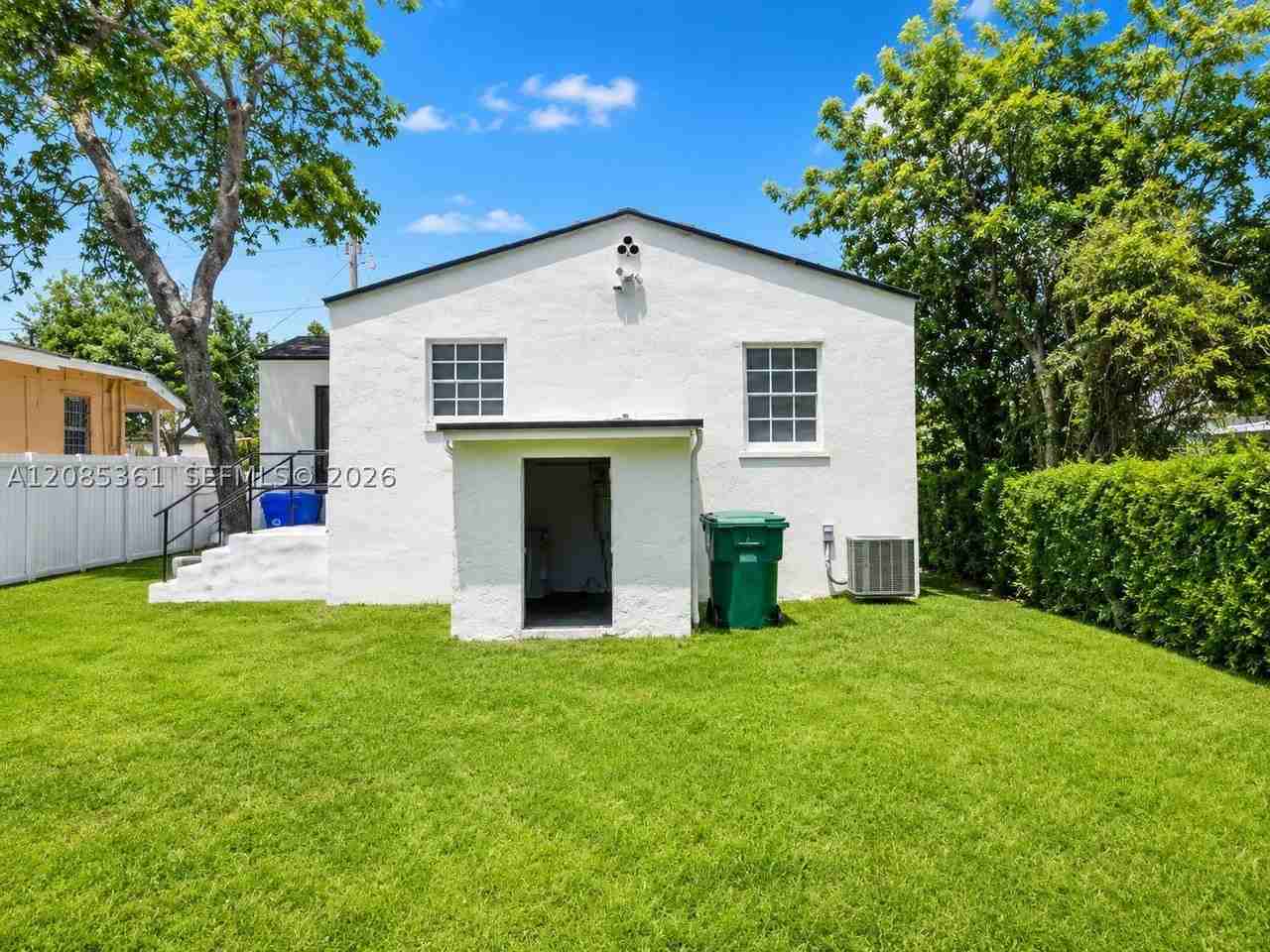 1114 Nw 59th St - Photo 4 of 10