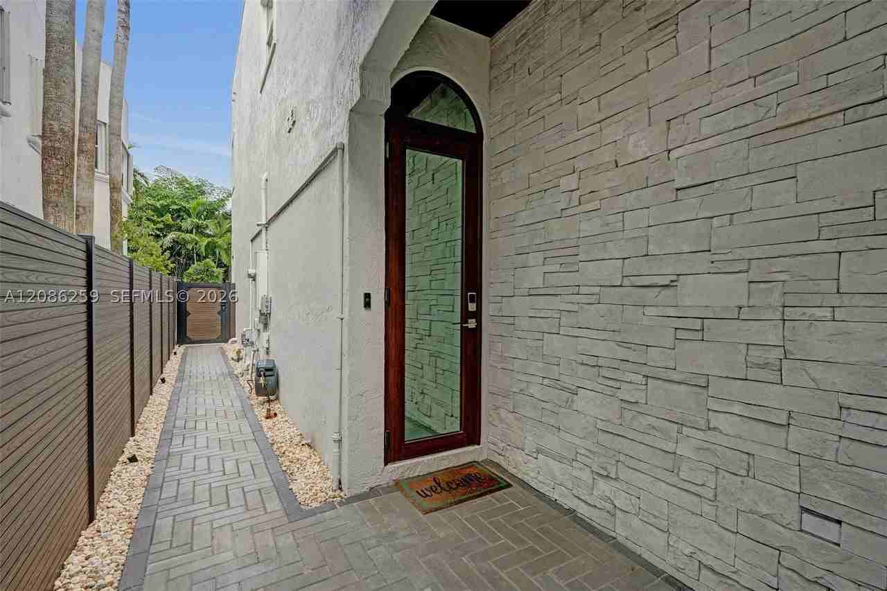 453 Sw 5th Ave - Photo 4 of 39