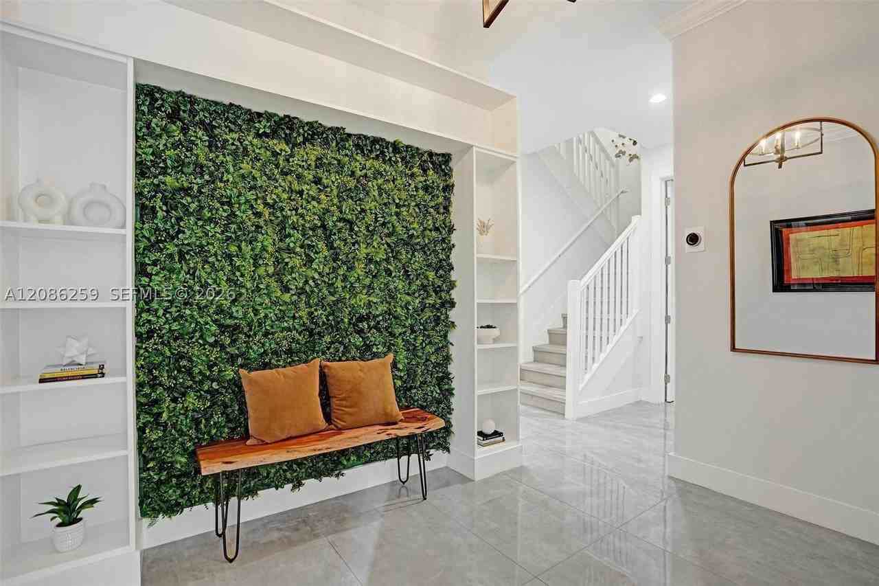 453 Sw 5th Ave - Photo 5 of 39