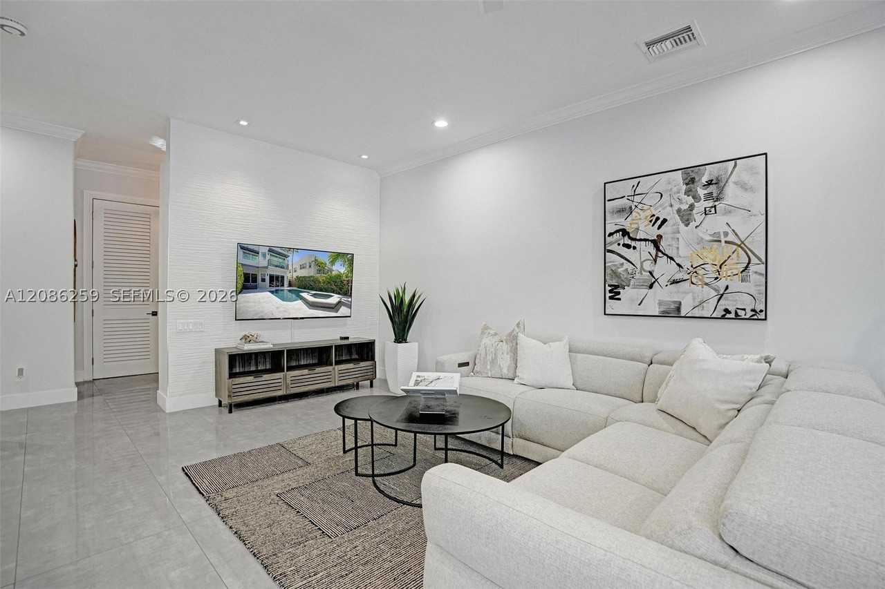 453 Sw 5th Ave - Photo 7 of 39