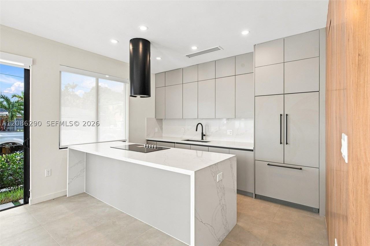 1001 Sw 10th Ave - Photo 2 of 30