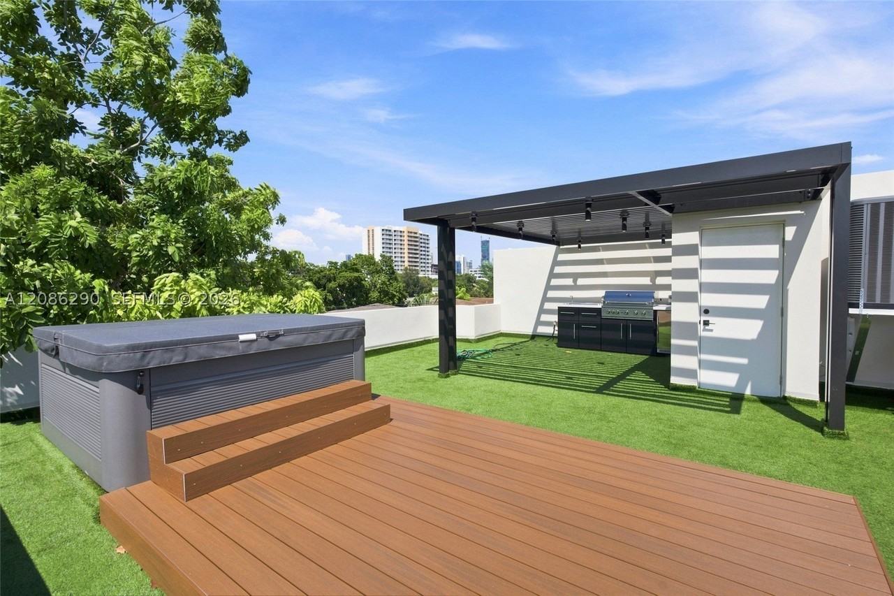 1001 Sw 10th Ave - Photo 3 of 30