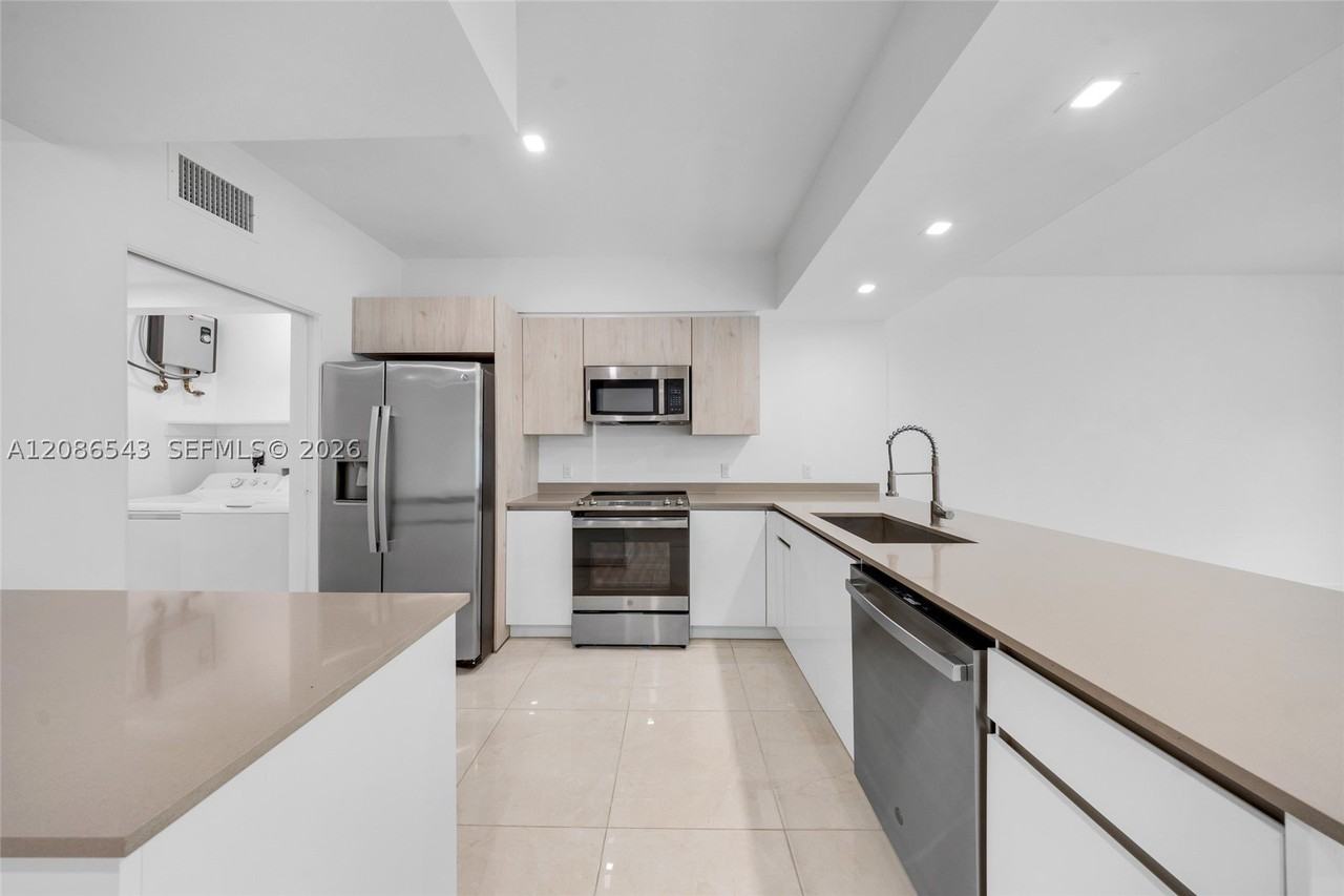4133 N Oak Pl - Photo 6 of 38