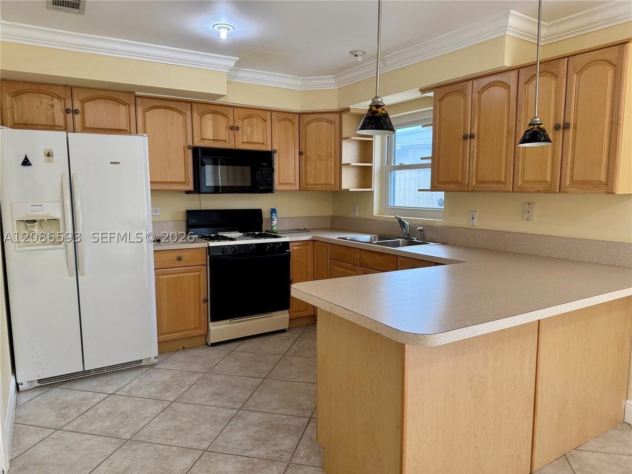 1611 Ne 35th St - Photo 6 of 29