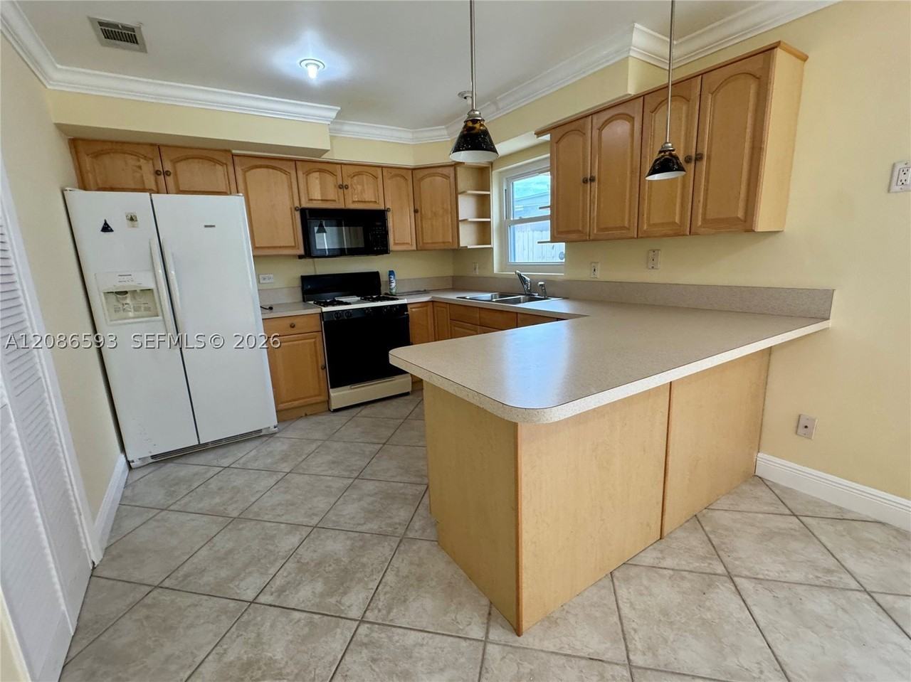 1611 Ne 35th St - Photo 7 of 29