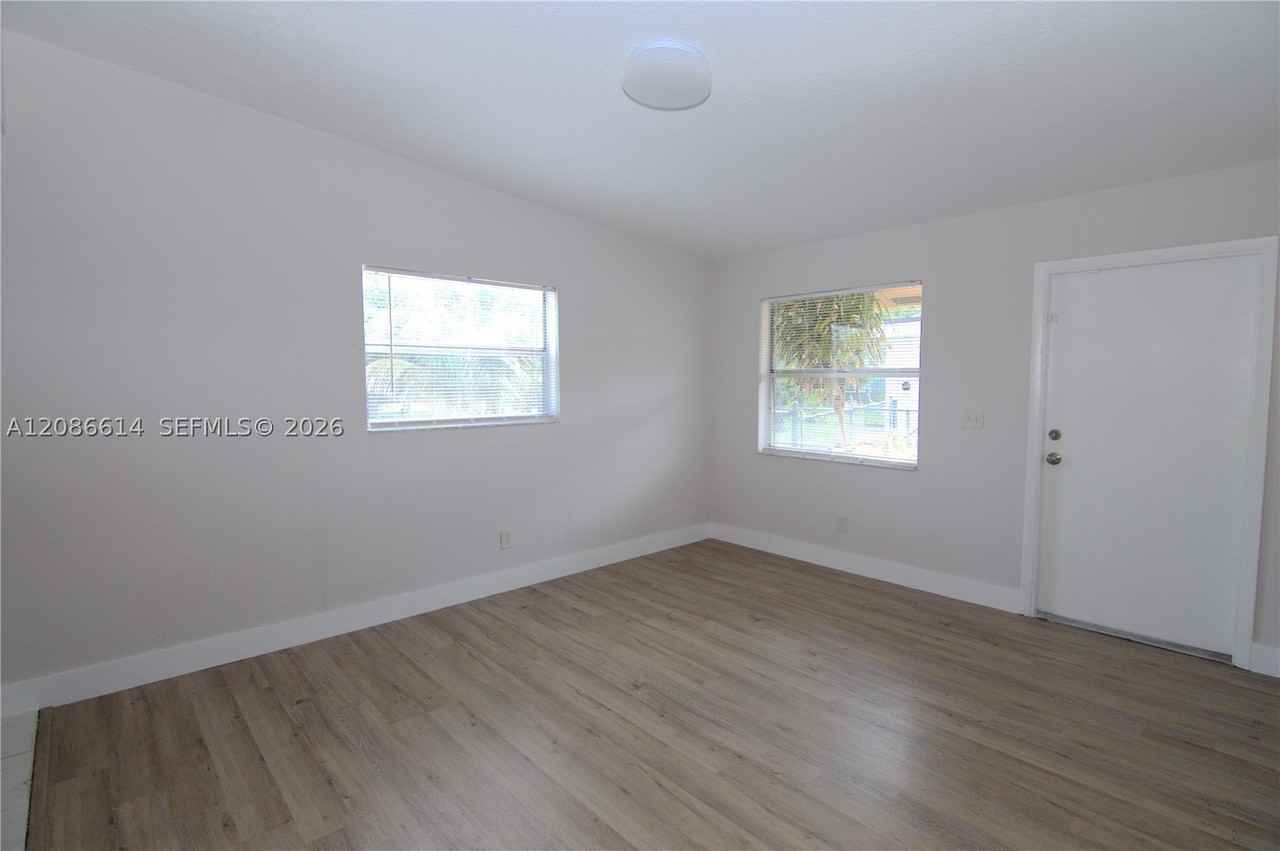 806 Nw 10th St #1 - Photo 3 of 10