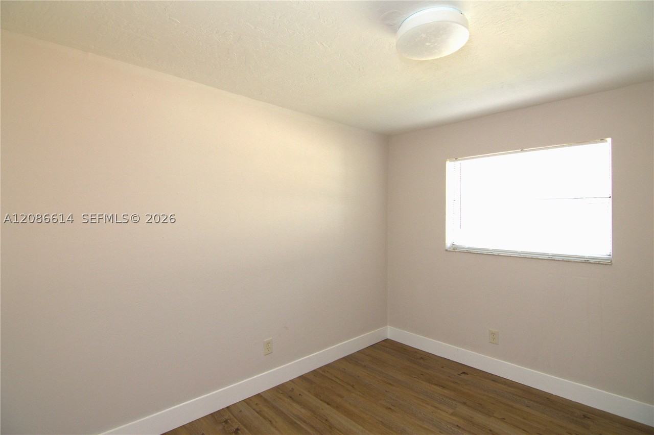 806 Nw 10th St #1 - Photo 5 of 10