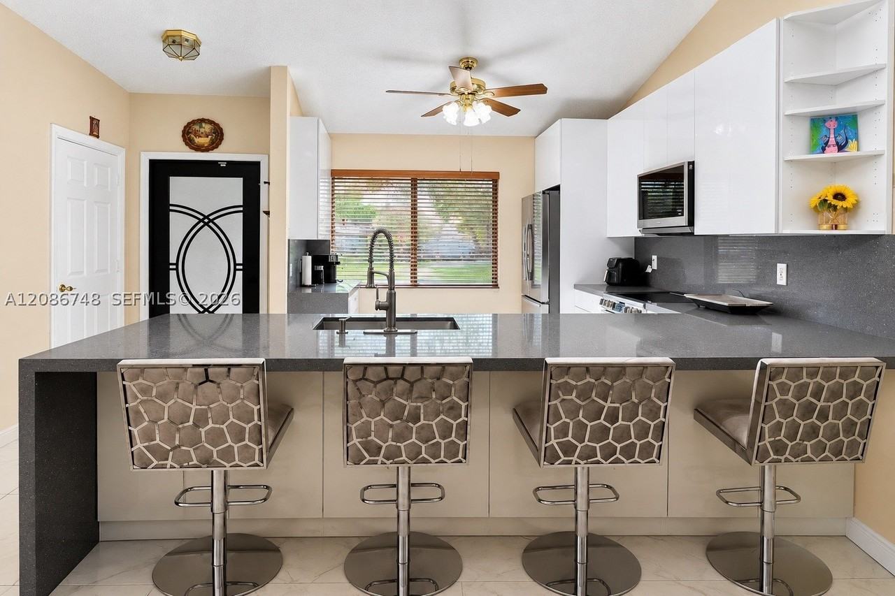 21034 Chinaberry Dr #21034 - Photo 5 of 20
