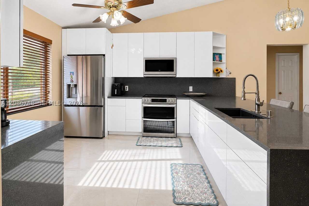 21034 Chinaberry Dr #21034 - Photo 6 of 20