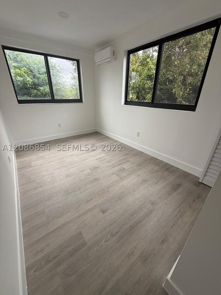 2330 Nw 9th St #13 - Photo 2 of 6