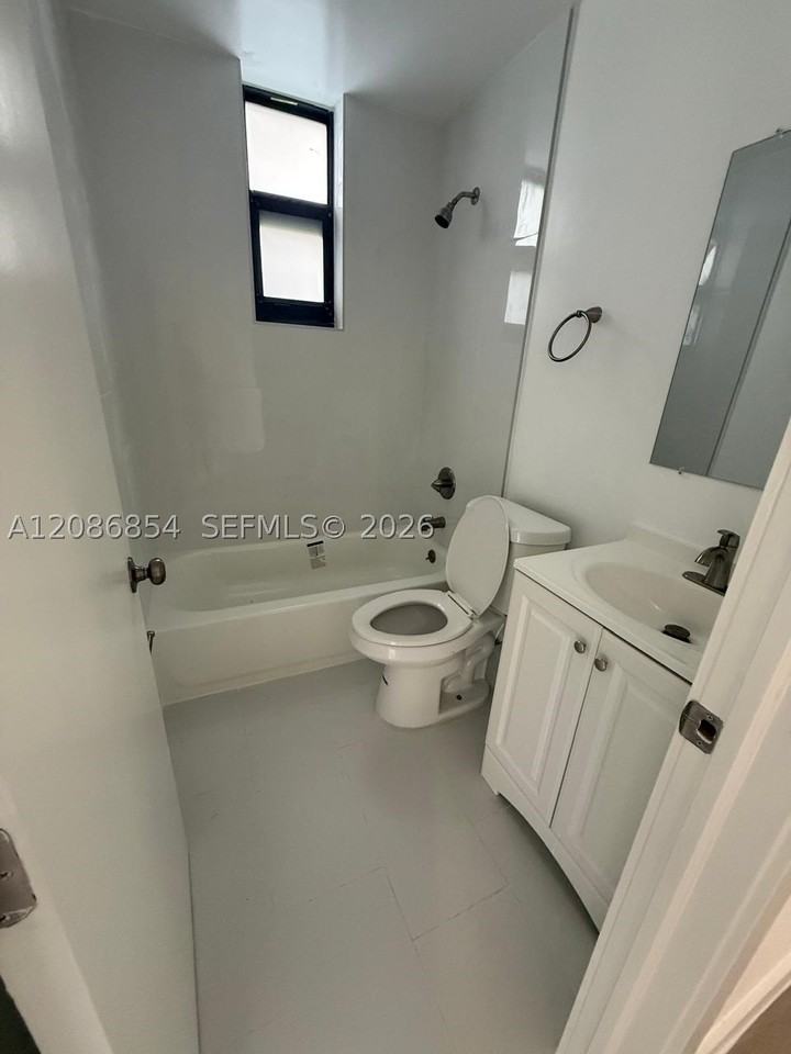 2330 Nw 9th St #13 - Photo 4 of 6