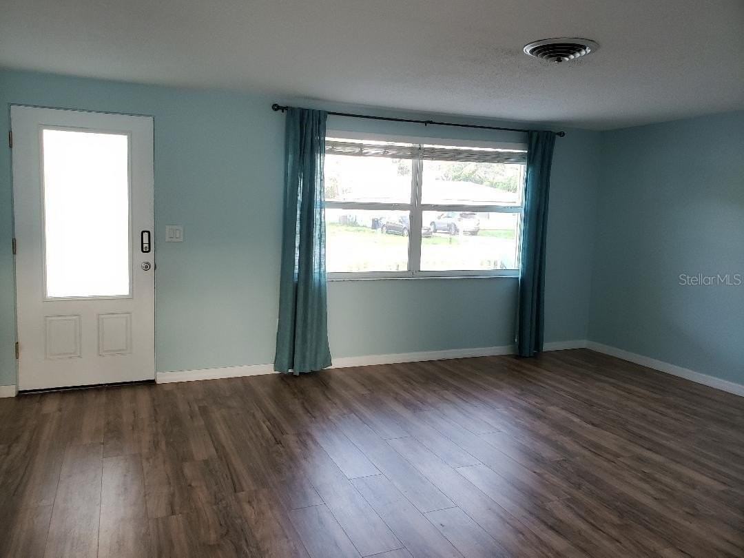 1190 Leeward Rd - Photo 3 of 25