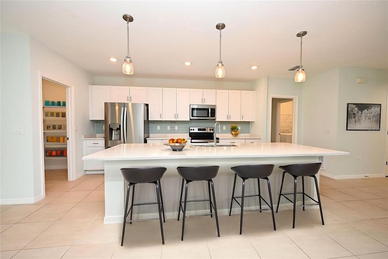 2028 Rosewood Cir - Photo 4 of 48
