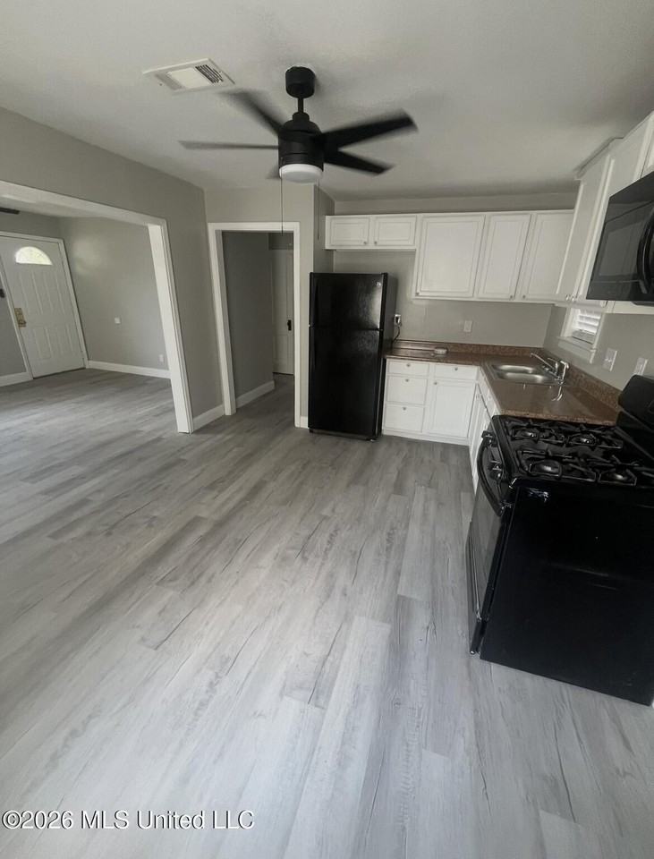 1620 Terrace Dr - Photo 3 of 7