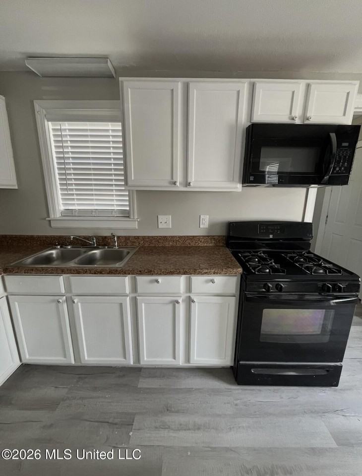 1620 Terrace Dr - Photo 4 of 7