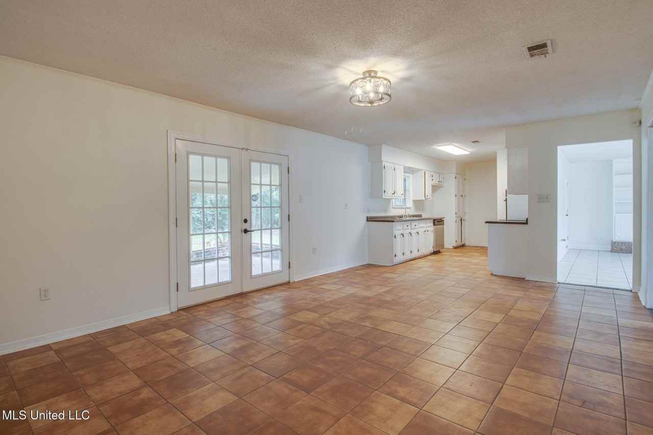 107 Deanna St - Photo 3 of 18
