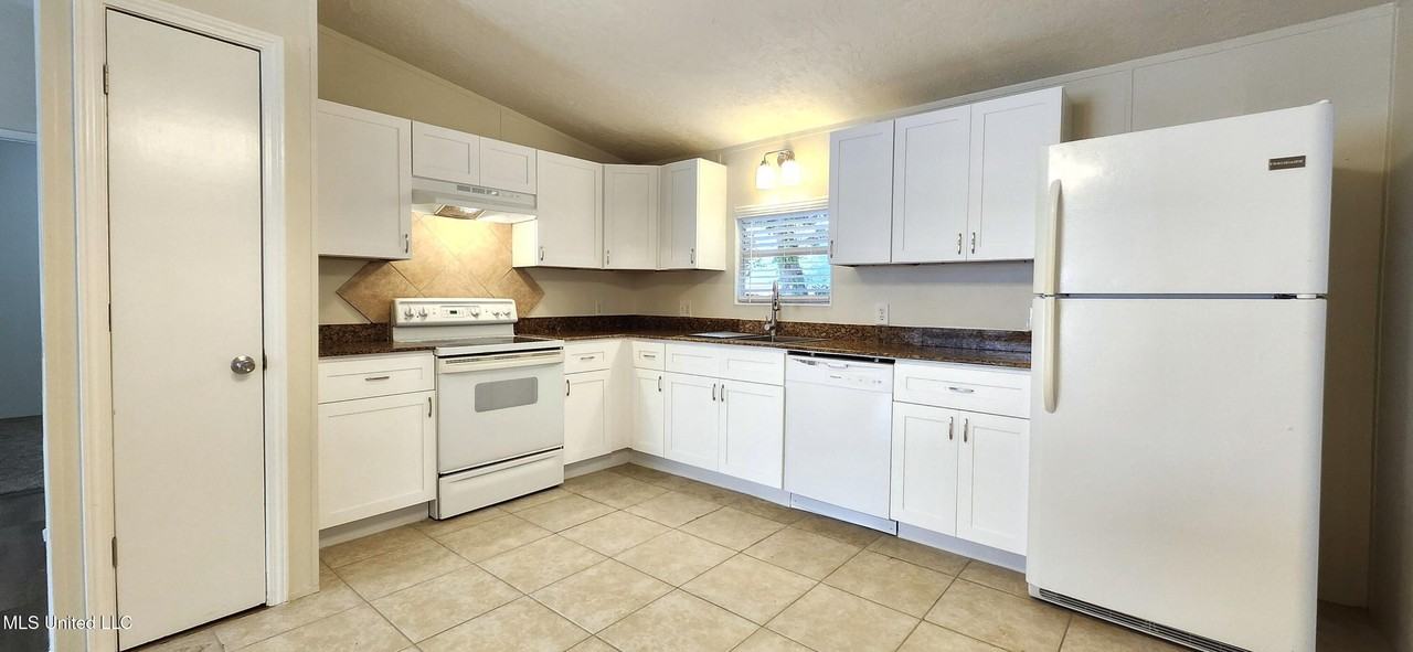2820 N 19th St - Photo 4 of 12
