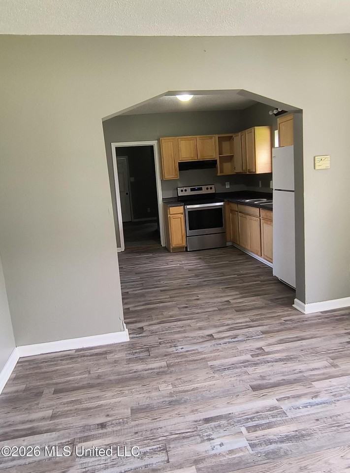 2226 26th St - Photo 4 of 10
