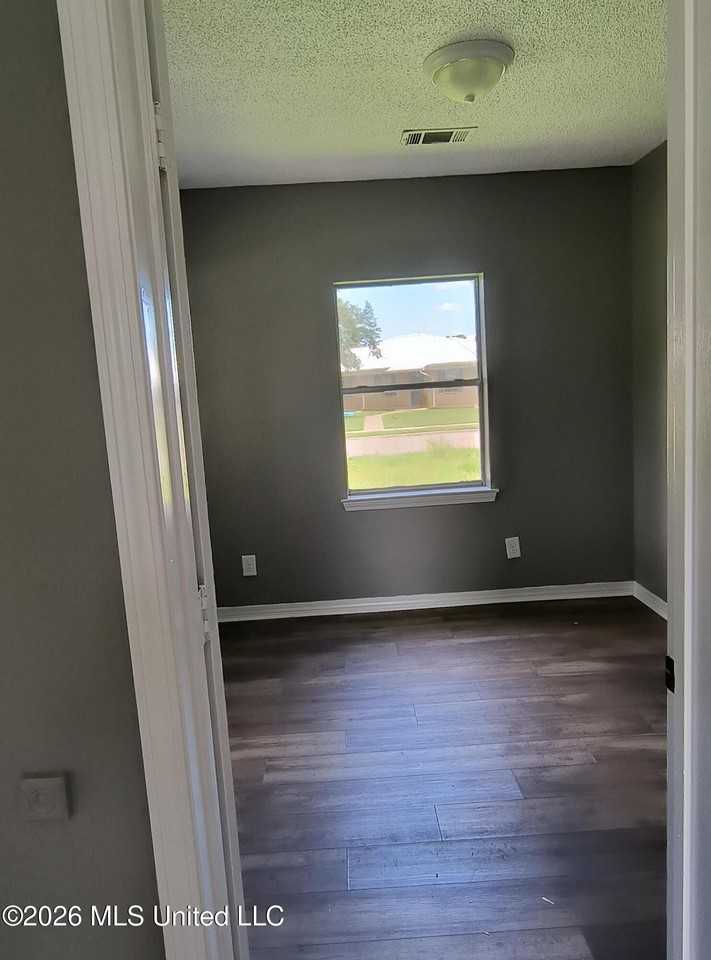 2226 26th St - Photo 5 of 10