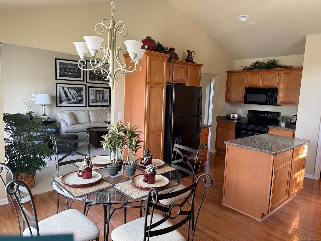 45781 Eden Dr - Photo 2 of 9