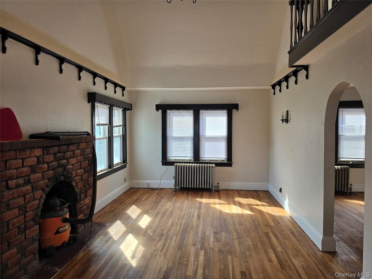 987 Wallace Ave - Photo 3 of 23